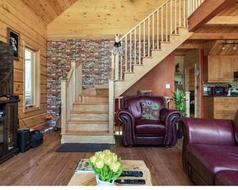 Beautiful waterfront log home - Gravenhurst - Living room