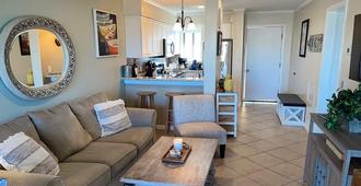 Hilton Head Resort Condo with Beach and Pool Access! - Hilton Head Island - Living room