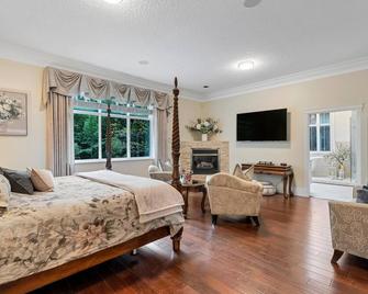 Country Estate on acreage with swimming pool, hot tub, creek and trails. - Cobble Hill - Bedroom