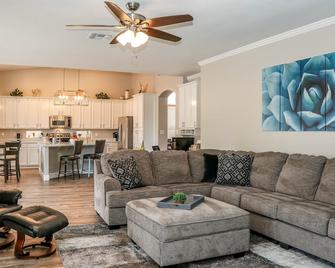 Spacious 5 Bdr home,private pool, located in Val-Vista Lakes Gilbert, AZ - Gilbert - Living room