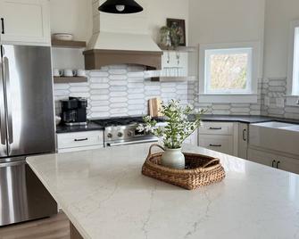 Newly renovated lake house on the shores of Lake Erie with private beach access! - North East - Keuken