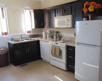 MercyBungalow #2 with king sized bed and shower room - Anniston - Keuken