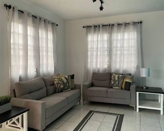Cozy Cute Home 2nd floor pay at the property and we have many method of payments just ask us - Municipio de Fajardo - Sala de estar