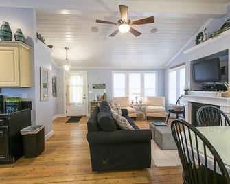 Cozy Cottage, Hottub, Steps To Beach, King Bed, Large Deck, Firepit - Lincoln Beach - Living room