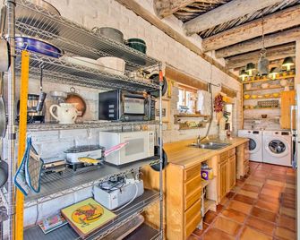 Casita Vacation Rental Near Taos w/ Patio! - Taos - Kitchen