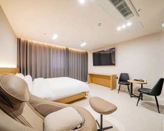 Mokpo Brown Dot Hotel Namak Branch - Mokpo - Living room