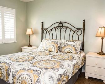 1 Bed Beach Bungalow #130 1 Bedroom Condo by RedAwning - Carpinteria - Slaapkamer