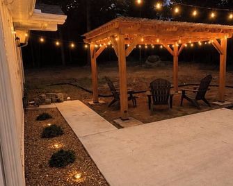 New Home 2 mins from Town, Lake Ludwig, and U Of O campus sleeps 7/Cozy Fire Pit - Clarksville - Innenhof
