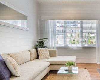Inala House - 'Luxury in the Heart of Town' - Byron Bay - Living room