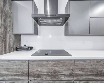 3 2 Family friendly Brand New Home w Pool - Miami - Kitchen