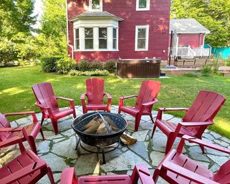 4 blocks to beach. 5 bed, 3 bath, sleeps 14. Big backyard, hot tub & fire pit. - South Haven - Innenhof