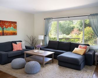 Lovely Home & Cottage with Pool, Bocce and Game Room Near Sonoma Square - Sonoma - Living room