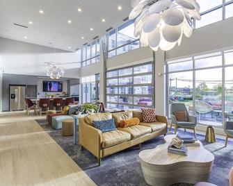 Downtown Luxury Oasis: King Bed, Gym, Parking\n - Chelsea - Lobby