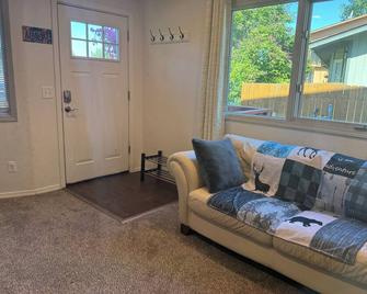 Cozy 2-bedroom townhome in quiet neighborhood!No pets!New kitchen!Fresh painting - Anchorage - Sala de estar