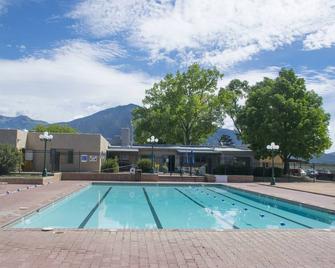 Awesome FUN Location! Close to Plaza, Close to Ski! Tennis, Summer Swim! - Taos - Pool