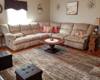 Lake Shelbyville Kimble's Farmhouse. Sleeps 9 - Shelbyville - Sala de estar