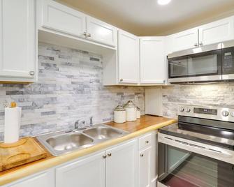 2 Mi to Hagar Beach: Charming Home w/ Fire Pit! - Benton Harbor - Kitchen