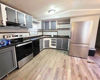 3-bedroom mobile home in serene Monroe with AC comfort - Monroe - Keuken