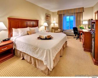 Hampton Inn & Suites Reno - Reno - Bedroom