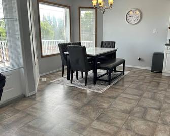 Spacious 4-bedroom house in charming Cardston with AC, WiFi - Cardston - Dining room
