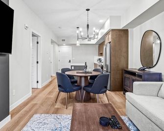 The Creekside - Top Floor Mountiain & Creek Views - Dead Man's Flats - Comedor