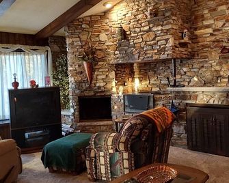 Charming 3-bedroom house with WiFi, AC Bonduel,family friendly for Packer Draft - Bonduel - Living room