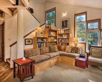 Enchanting Escape with Hot Tub, Decks and Views! - McKenzie Bridge - Living room