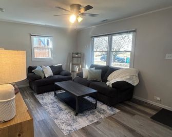 Charming 2-bedroom house with large fenced in yard in the heart of Quincy. - Quincy - Sala de estar