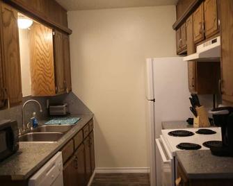 Comfortable stay five minutes away - Lawton - Kitchen