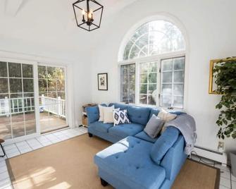 Relaxing Getaway in the Beautiful Berkshires - Richmond - Living room