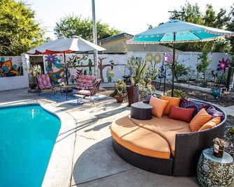 Vibrant Bohemian Loft Apartment with Shared Pool, Garden & Colorful Murals - Lakeside - Pool