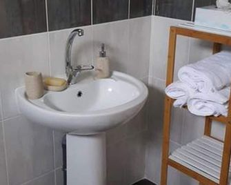 Maison charmante à Macouria avec jardin clôturé et terrasse - Cayenne - Bathroom