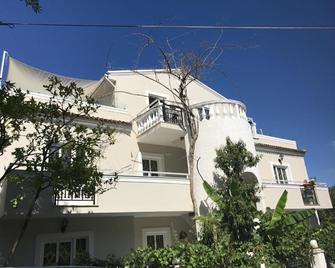 Steven's on the Hill - Agios Gordios - Edificio
