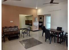 B2 Spice Homestay Apartment - Coimbatore - Restaurant