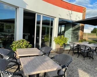 Brit Hotel La Bonne Etape - Évreux - Patio