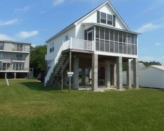 Great Water Views in quiet pet-friendly location facing lighthouse. Large Yard - Chincoteague - Building