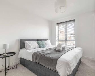 2 Bed & 2 Bath Cosy Apartment Slough- Free Parking - Slough - Bedroom