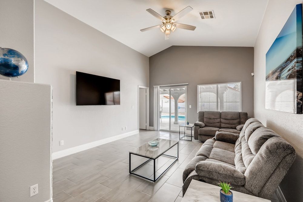 Luxurious House With A Pool, Spa, and Patio, Sleeps 6 Comfortably - North Las Vegas - Living room