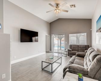 Luxurious House With A Pool, Spa, and Patio, Sleeps 6 Comfortably - North Las Vegas - Living room