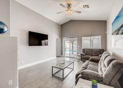 Luxurious House With A Pool, Spa, and Patio, Sleeps 6 Comfortably - North Las Vegas - Living room
