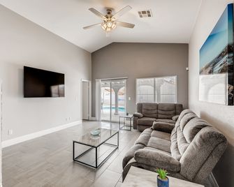 Luxurious House With A Pool, Spa, and Patio, Sleeps 6 Comfortably - North Las Vegas - Living room