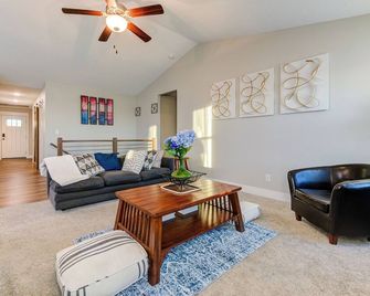 The Rehoboth- Iowa -Entire Home, 4BR- Deluxe & Elegant, Great Location near I-35 - Ankeny - Living room