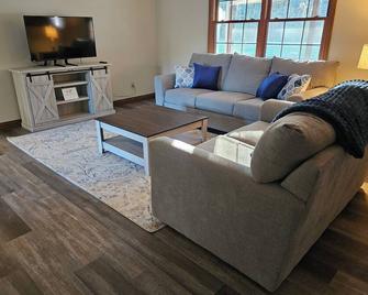 Nestled in National Forest. Only 6 miles to Paoli Peaks 15 miles to FrenchLick. - Paoli - Living room