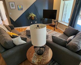 Hiking, Biking, Golfing, Paddle Boarding, Kayaking And More! - Kent - Living room