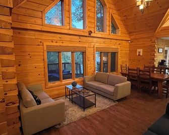 Cozy Lakeside Log Cabin with Large Deck and Sauna in Buckhorn - Buckhorn - Living room