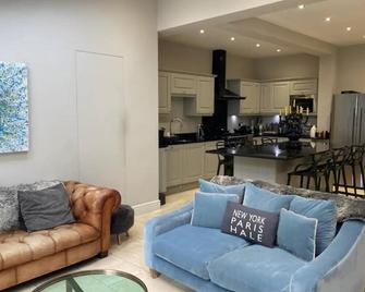 Luxury Central Hale living - Altrincham - Kitchen