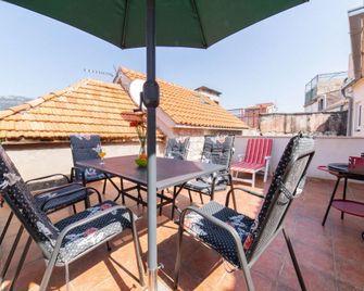 Seafront Villa With Furnished Sun Terrace, Close To The Beach - Four Bedroom Villa - Kastela - Balcón