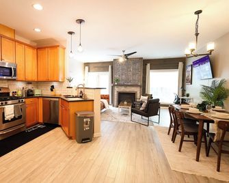 Stylish Getaway • King Suite • Workstation for 2 • Near Rdu Airport & Rtp - Morrisville - Kitchen