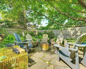 Charming Cottage with Patio, Walk to Boothbay Harbor - Boothbay Harbor - Patio
