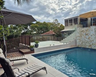 Private Studio below Stunning Heritage Cottage with own entrance - Lane Cove - Piscina